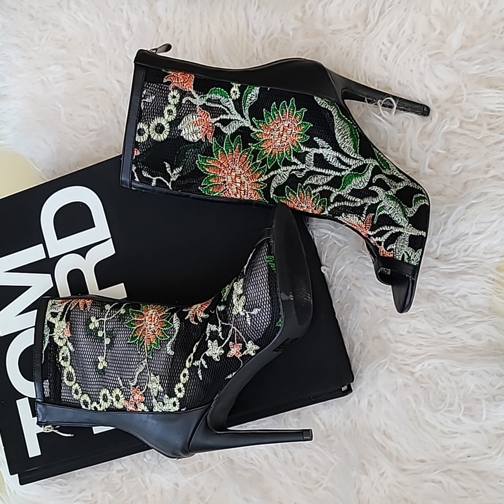 EUC Stiletto lace boots